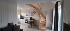 eine kleine Küche mit einer Treppe in einem kleinen Apartment in der Unterkunft Svencelė Cottage K18 in Svenele