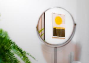 ein Spiegel an einer Wand mit einem Bild in der Unterkunft ZenHouse - Nel cuore del centro storico di Torino in Turin