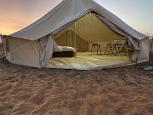 a tent on the sand in the desert at Desert Stars Camp in Bidiyah