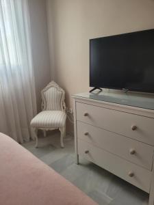 Televízia a/alebo spoločenská miestnosť v ubytovaní Novo Sancti Petri - Playa, Piscina, Golf y Relax