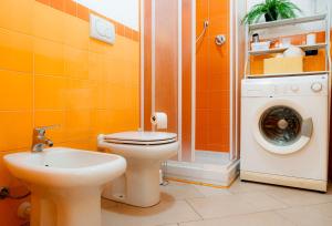 ein Badezimmer mit Toilette und Waschmaschine in der Unterkunft ZenHouse - Nel cuore del centro storico di Torino in Turin + 13 Fotos