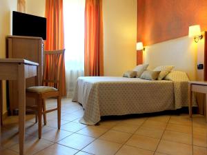 1 dormitorio con 1 cama, 1 mesa y 1 silla en Villa Rosita, en Fiumicino