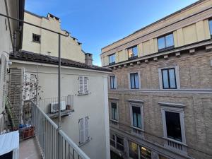 einen Balkon mit Blick auf zwei Gebäude in der Unterkunft ZenHouse - Nel cuore del centro storico di Torino in Turin
