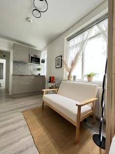 een woonkamer met een bed en een keuken bij Belgrave Studios Hyde Park in Londen
