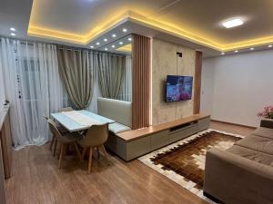 ein Wohnzimmer mit Tisch und Couch in der Unterkunft Apê pé na areia com vista mar e próximo ao Beto Carrero - Condomínio Vila Açoriana in Barra Velha