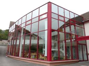 un edificio de cristal con muchas ventanas en L'Atelier Obelix familiale de 1 à 4 personnes, en Saint-Symphorien-de-Marmagne