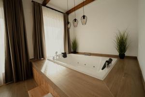 ein Bad mit einer Badewanne in einem Zimmer in der Unterkunft Zemunice Knezevic in Banja Luka