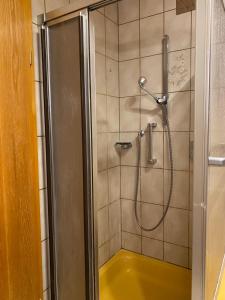 a shower with a hose in a bathroom at Ruhige 4 Zimmer OG-Wohnung Z2 in Königsbronn