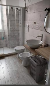 La salle de bains est pourvue de 2 toilettes, d'un lavabo et d'une douche. dans l'établissement Appartamento Elena & Chiara, à Rome