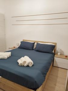 - une chambre avec 2 serviettes sur un lit dans l'établissement Appartamento Elena & Chiara, à Rome