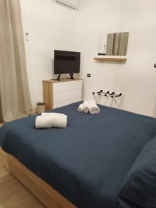 - une chambre avec un lit et des serviettes dans l'établissement Appartamento Elena & Chiara, à Rome
