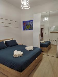 - une chambre avec un lit et des serviettes dans l'établissement Appartamento Elena & Chiara, à Rome