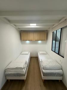 Posteľ alebo postele v izbe v ubytovaní La KoZy - Maison moderne, Mer, Forêt, Piscine - Wifi + 22 fotografií