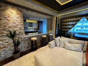 sala de estar con sofá blanco y bar en Amazing Apartment in the heart of Istanbul, en Estambul
