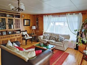 a living room with two couches and a table at Hospedaje Martita. in Putemún