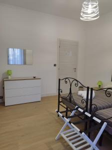 - une chambre avec un lit et une commode dans l'établissement Appartamento Elena & Chiara, à Rome