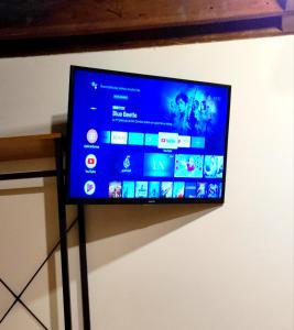 uma televisão de ecrã plano pendurada numa parede em Casita roja em Cercedilla
