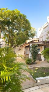 una casa con palmeras delante en Casarão Jeri, en Jericoacoara