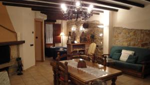 A seating area at Complejo Rural Turimaestrat