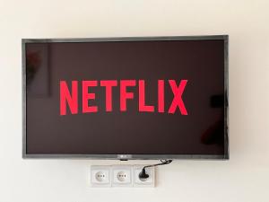 a television screen with the netflix sign on it at Studio de charme Centrale Rabat in Rabat