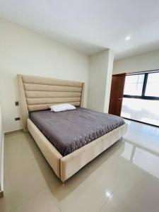 Postel nebo postele na pokoji v ubytování Hospedate En Elegante Penthouse En Culiacan + 31 fotografií