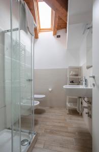 レッコにあるLa Casa del Sarto - Rooms and Apartmentsのバスルーム(ガラス張りのシャワー、シンク付)