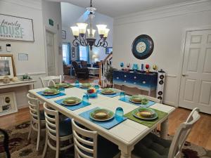 een eetkamer en een woonkamer met een tafel en stoelen bij Spectacular 3BR 2BA Bay Forest Villa near Bethany Beach! in Ocean View