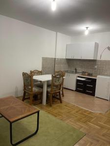 Kosovo Polje的住宿－Erion’s apartament，一间厨房,里面配有桌椅