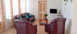 a living room with two chairs and a couch at Le Serin Villa in Flic-en-Flac