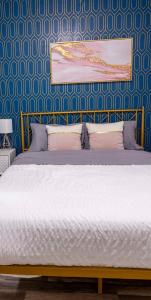 a bed in a bedroom with a blue wall at Luxury 4-BR House Tampa Downtown Oasis w Cottage in Tampa