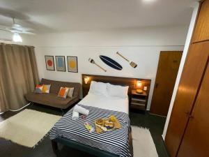 een slaapkamer met een bed met twee teddyberen erop bij Apto Centro Moderno e Completo in Ribeirão Preto