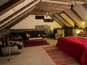ein Schlafzimmer mit einem Bett und einem Sofa in einem Zimmer in der Unterkunft San in Bijeljina