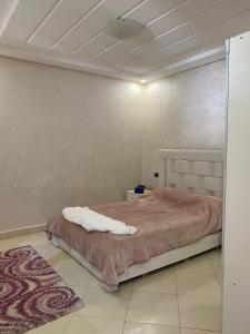 Appartement à louer 80 m² à Aourir - agadir في أورير: غرفة نوم بسرير في غرفة