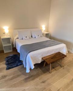 een slaapkamer met een groot wit bed met 2 kussens bij Rincón de picos in Cangas de Onís