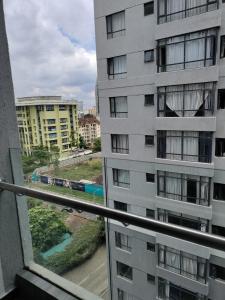 Aussicht vom Balkon eines Gebäudes in der Unterkunft Two bedroom Apartment at Yaya in Nairobi