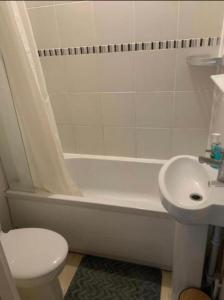 Et badeværelse på Studio Apartment Eastbourne Town Centre South Street