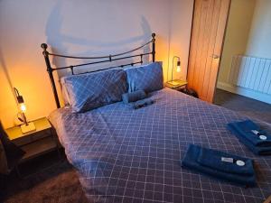 卡萊爾的住宿－Carlisle City Centre. Spacious Apartment. Ideal location.，一间卧室配有一张带2条蓝色毛巾的床