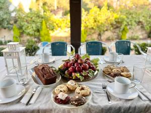una mesa con platos de comida encima en La Casita de las Hortensias, en Ortigosa del Monte