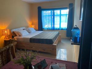 een slaapkamer met een groot bed en een raam bij Spa Shallum in Kibuye