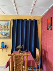 uma mesa com uma cortina azul num quarto em Spa Shallum em Kibuye