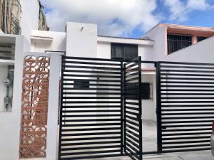 a black gate in front of a white building at Depa Lunero in Cancún
