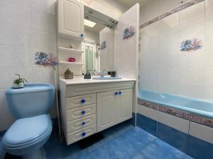 een badkamer met een toilet, een wastafel en een bad bij maison avec beau jardin arboré in Torcy