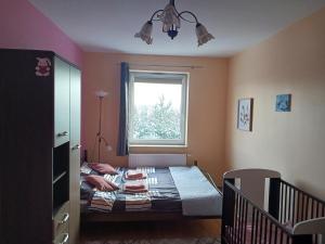 Habitación pequeña con cama y ventana en Apartament SYLVIA Self Check-In Netflix, en Rzeszów