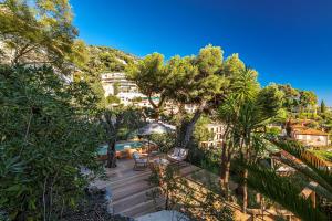 - un balcon avec une table, des chaises et des arbres dans l'établissement VILLA CRUG HYWEL - VILLEFRANCHE-SUR-MER, à Villefranche-sur-Mer