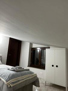AirolaにあるDR HOUSEのベッドルーム1室(ベッド1台、白いキャビネット付)
