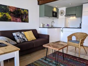 ein Wohnzimmer mit Sofa und Tisch in der Unterkunft Haus Mitterbach Ferienwohnung Berglaune in Berchtesgaden