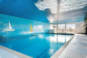 einen großen Pool mit blauer Wand und blauen Fliesen in der Unterkunft Haus Mitterbach Ferienwohnung Bergliebe in Berchtesgaden