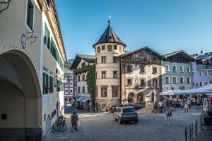 a city street with a building with a clock tower at Haus Mitterbach Ferienwohnung Berglaune in Berchtesgaden