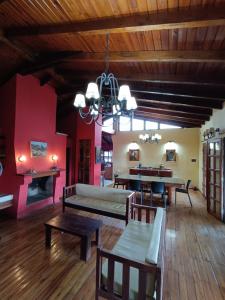 ein Wohnzimmer mit einem Sofa und einem Tisch in der Unterkunft Chalet Fer Icho in Villa Icho Cruz