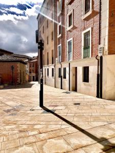 a shadow of a parking meter on a city street at Ventana a Santa María in Burgos